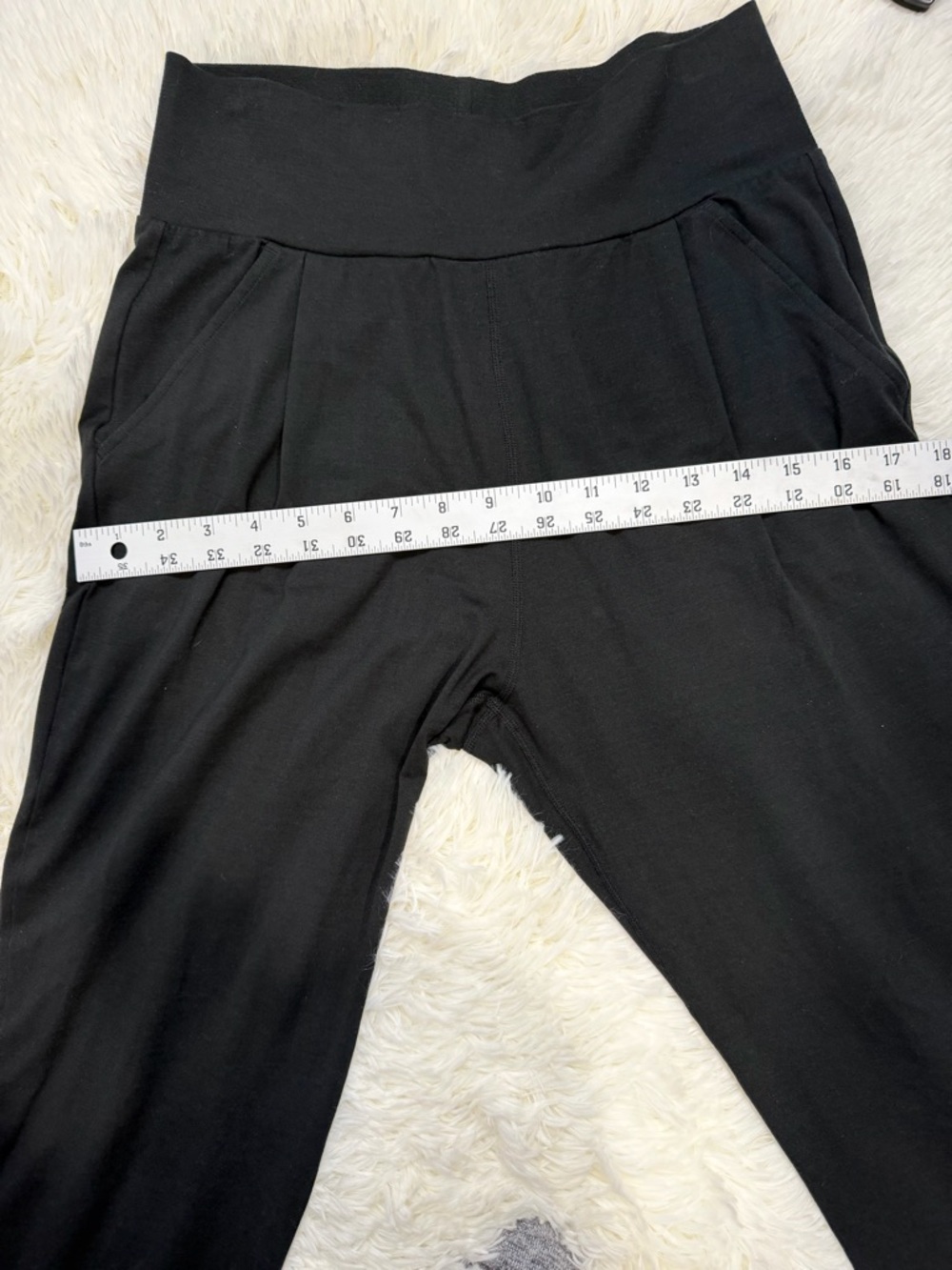 Vuori Black High-Rise Lux at Ease Cropped Performance Joggers Small - Picture 11 of 11